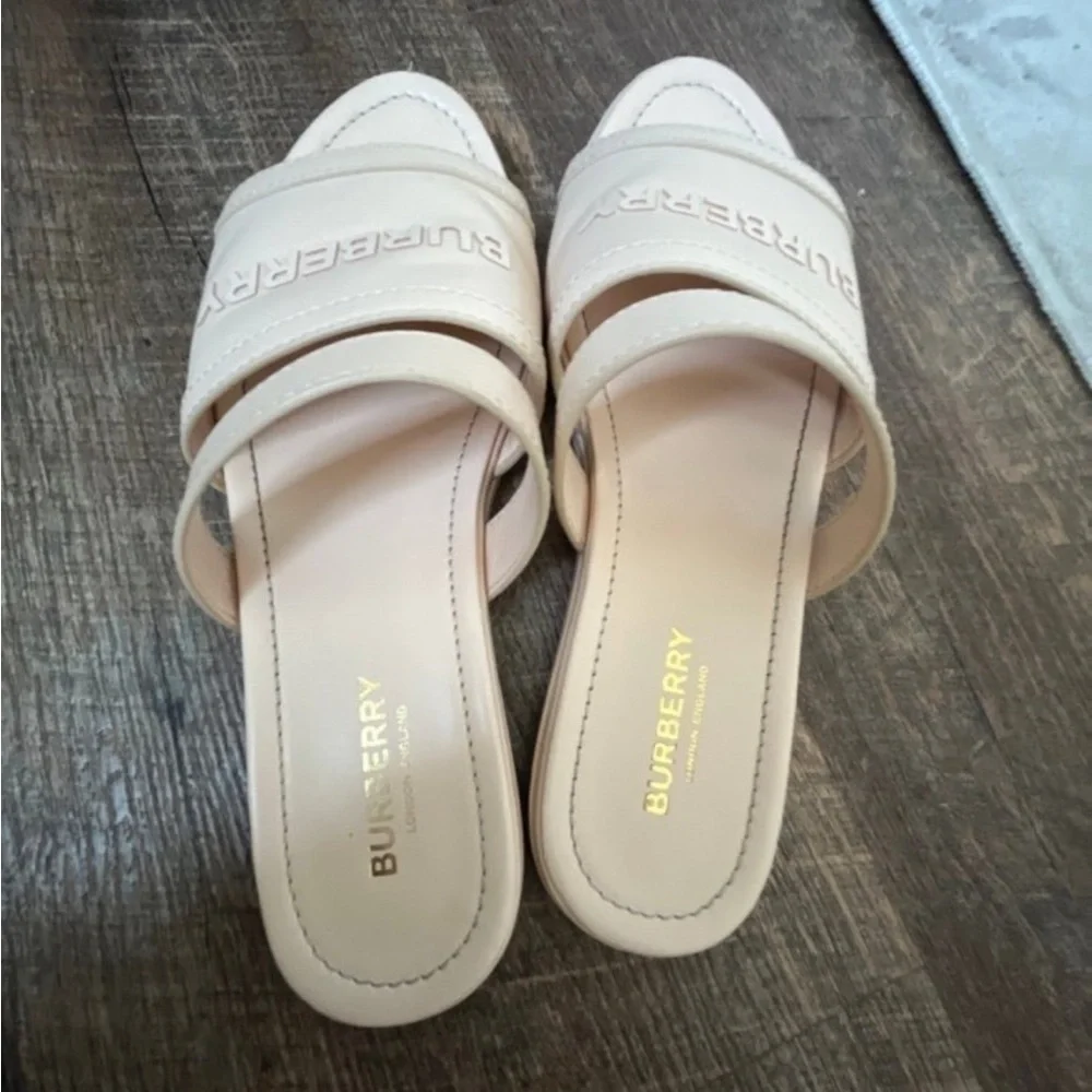 Burberry Cream Sandals with Open Toe and Padded Straps - Picture 2 of 10